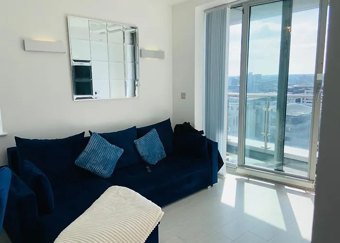Winners Of 2025 Traveller Award, Elegant Two Bedroom City Central Apartment With Netflix & Wifi