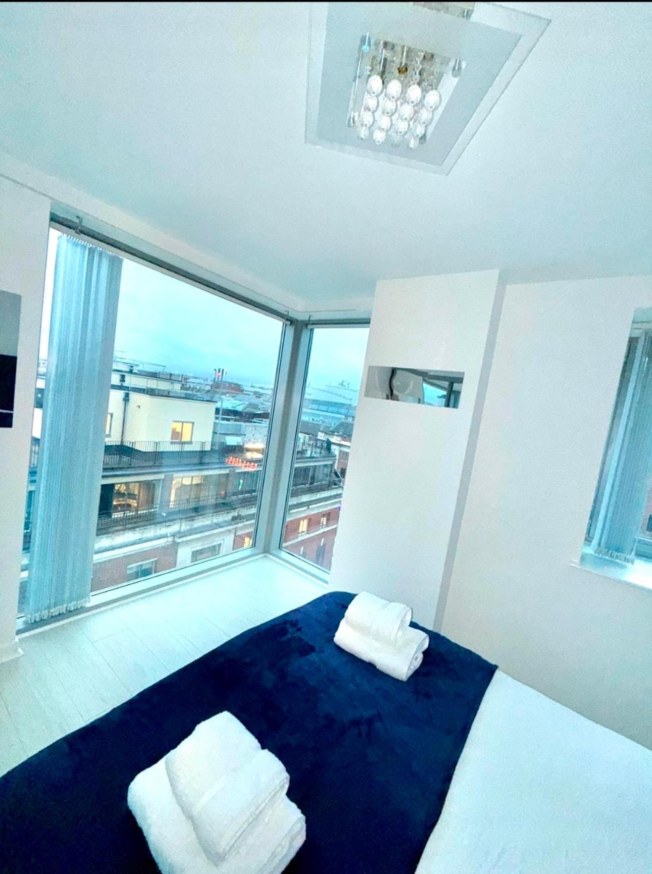 Winners Of 2025 Traveller Award, Elegant Two Bedroom With Netflix & Wifi Apartment *